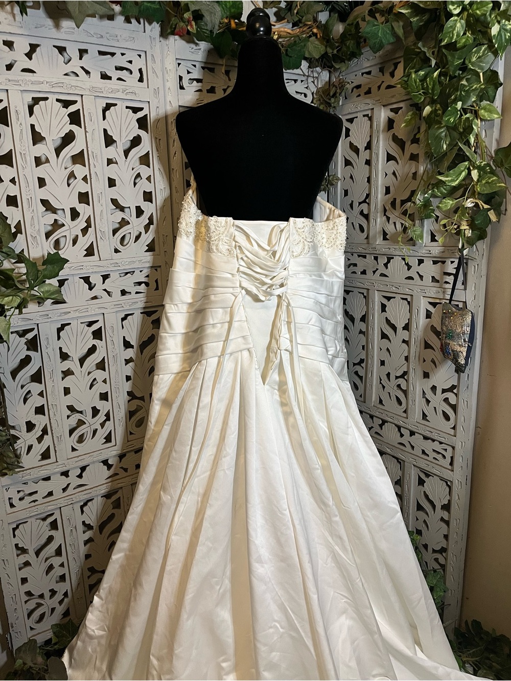 DAVIDS BRIDAL WHITE GLOSSY SATIN & SPARKLY SWEETHEART BUST WEDDING DRESS GOWN - Picture 5 of 14